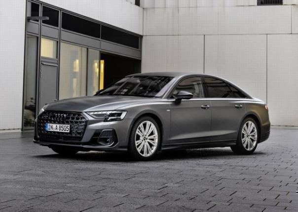 In der Schweiz beträgt der Grundpreis für den A8 121‘700 CHF. Der Audi A8 60 TFSI e quattro ist ab 136‘300 CHF und der S8 ist ab 168‘200 CHF bestellbar.